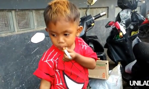 Bé trai 2 tuổi nghiện thuốc lá, ngày "tiêu thụ" 40 điếu Be trai 2 tuoi nghien thuoc la, ngay