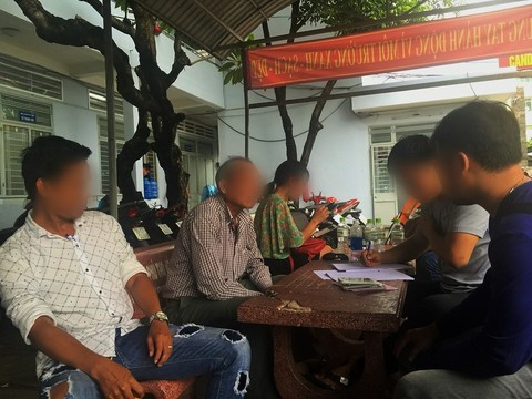 Trinh sát đang làm việc với các bị hại có liên quan tới các nhóm cho vay nặng lãi bị bắt giữ. Trinh sát đang làm việc với các bị hại có liên quan tới các nhóm cho vay nặng lãi bị bắt giữ.