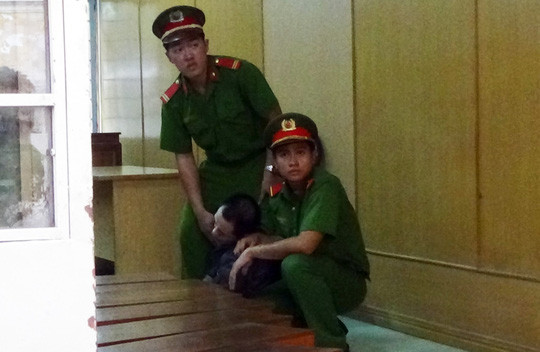 Bị cáo Cao Hồng Phúc ngất xỉu sau khi nghe tòa tuyên án tử hình.