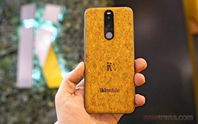 Là một thương hiệu không được tiếng tăm lắm nhưng vừa qua, tại MWC 2018, Ikimobile đã khiến những người tham dự phải kinh ngạc vì mẫu điện thoại được làm từ thân cây bần (vật liệu được sử dụng chủ yếu để làm nút chai), có độ bền tới 50 năm. Là một thương hiệu không được tiếng tăm lắm nhưng vừa qua, tại MWC 2018, Ikimobile đã khiến những người tham dự phải kinh ngạc vì mẫu điện thoại được làm từ thân cây bần (vật liệu được sử dụng chủ yếu để làm nút chai), có độ bền tới 50 năm.