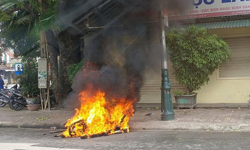 Chiếc xe máy của Long bị đốt cháy trơ khung sắt - Ảnh người dân cung cấp Chiếc xe máy của Long bị đốt cháy trơ khung sắt - Ảnh người dân cung cấp