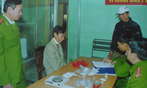 Cảnh sát hình sự Hải Phòng tóm một giang hồ. Cảnh sát hình sự Hải Phòng tóm một giang hồ.