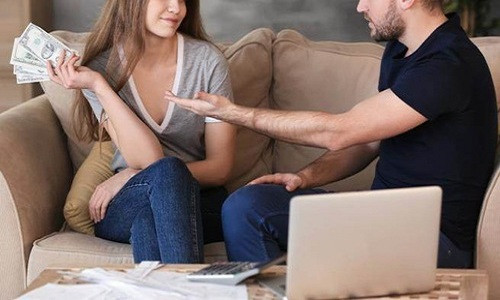 Tháng nào anh Trương cũng đưa gần hết tiền lương cho vợ (Ảnh minh họa) Tháng nào anh Trương cũng đưa gần hết tiền lương cho vợ (Ảnh minh họa)