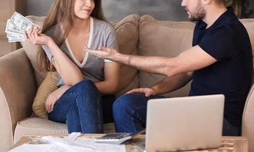 Tháng nào anh Trương cũng đưa gần hết tiền lương cho vợ (Ảnh minh họa)