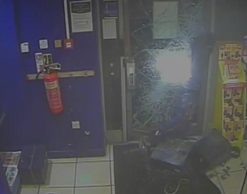 Tên trộm khó khăn lắm mới đập vỡ được 1 lỗ nhỏ trên cửa kính để thoát thân. Tên trộm khó khăn lắm mới đập vỡ được 1 lỗ nhỏ trên cửa kính để thoát thân.