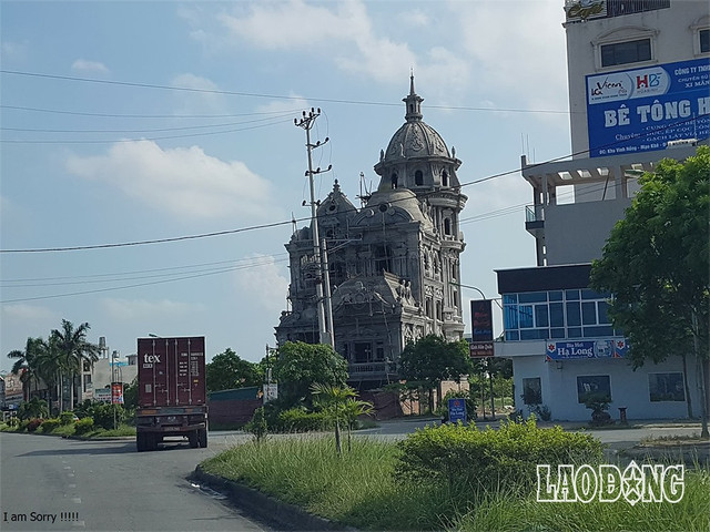 Đi từ xa cũng có thể quan sát thấy sự đồ sộ của ngôi biệt thự nhiều tỷ này. Đi từ xa cũng có thể quan sát thấy sự đồ sộ của ngôi biệt thự nhiều tỷ này.