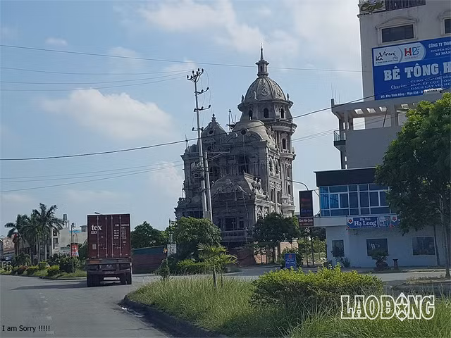 Đi từ xa cũng có thể quan sát thấy sự đồ sộ của ngôi biệt thự nhiều tỷ này.