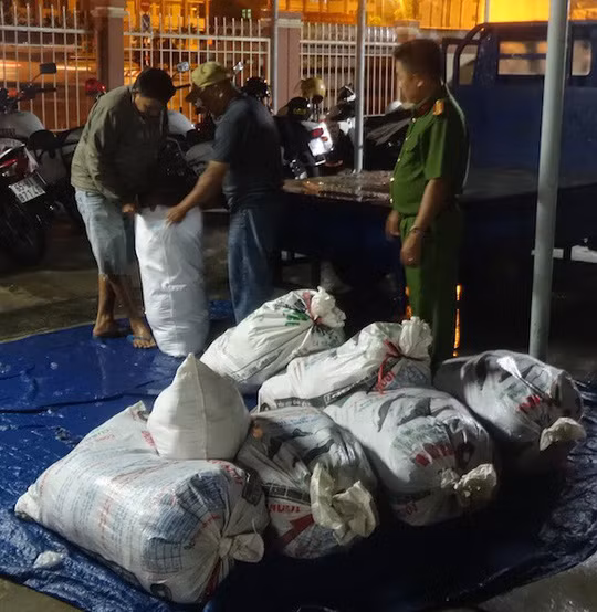 Số chả cá đựng trong bao tải bị lực lượng chức năng phát hiện. Ảnh: Công an cung cấp Số chả cá đựng trong bao tải bị lực lượng chức năng phát hiện. Ảnh: Công an cung cấp