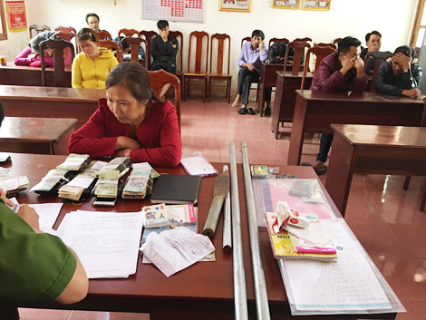 Chuyện buồn ở "làng đánh bạc": Ô tô đủ loại đậu kín đường - Hình 2 Chuyen buon o