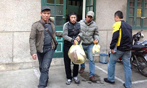 Trung tá Trần Nhật Tân (ngoài cùng bên trái) cùng đồng đội dẫn giải đối tượng Tùng “bê”. Trung tá Trần Nhật Tân (ngoài cùng bên trái) cùng đồng đội dẫn giải đối tượng Tùng “bê”.