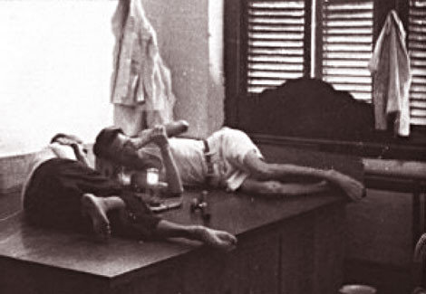 Một tiệm hút thuốc phiện ở Chợ Lớn. Một tiệm hút thuốc phiện ở Chợ Lớn.