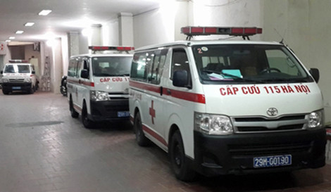 Những chiếc xe cứu thương sẵn sàng chờ lệnh lên đường. Những chiếc xe cứu thương sẵn sàng chờ lệnh lên đường.