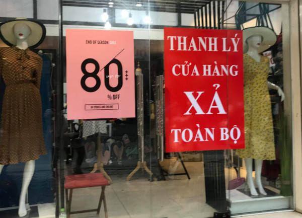 Đua nhau giảm giá “khủng”, cửa hàng thời trang vẫn hốt bạc Dua nhau giam gia “khung”, cua hang thoi trang van hot bac