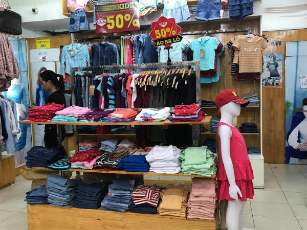 Đua nhau giảm giá “khủng”, cửa hàng thời trang vẫn hốt bạc - Hình 2 Dua nhau giam gia “khung”, cua hang thoi trang van hot bac-Hinh-2