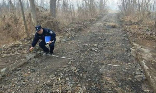 Đoạn đường bị đào xới lên. Đoạn đường bị đào xới lên.