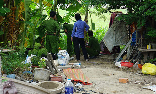 Phát hiện xác 1 phụ nữ lõa thể trong thùng nước, bị xâm hại Phat hien xac 1 phu nu loa the trong thung nuoc, bi xam hai