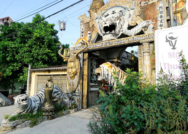 Những lần “biến hình” khó lường của nhà phong thủy kỳ quái ở Hưng Yên - Hình 3 Nhung lan “bien hinh” kho luong cua nha phong thuy ky quai o Hung Yen-Hinh-3