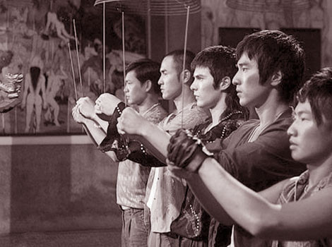 Các hội viên Thiên Địa hội thề trước bàn thờ Ngũ tổ. Ảnh minh họa. Các hội viên Thiên Địa hội thề trước bàn thờ Ngũ tổ. Ảnh minh họa.