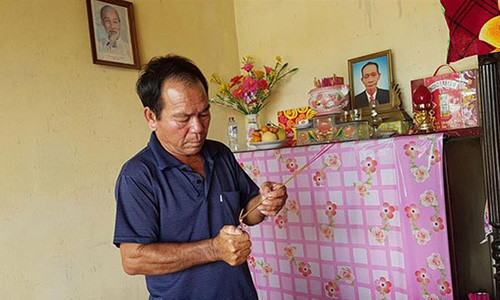 Ông Chóng thắp nén hương trước bàn thờ cha ngày trở về.