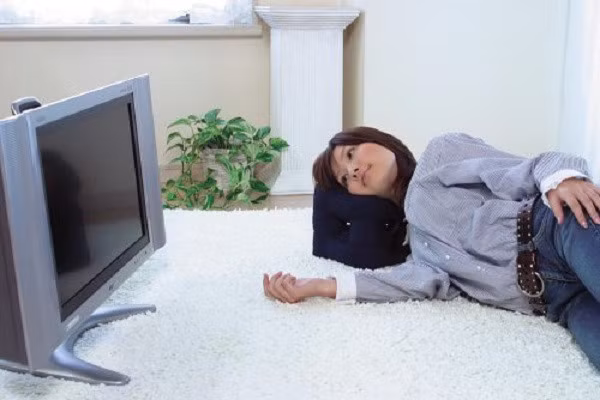 Gối Rubik dành cho "thánh lầy": Nghe điện thoại, xem tivi mà không muốn ngồi dậy hay đổi tư thế, chiếc gối hình lập phương được độn nệm dày nhằm giúp bạn có được tầm nhìn phù hợp còn khoét lỗ ở 4 mặt, cho phép người dùng nghe rõ âm thanh bên ngoài.