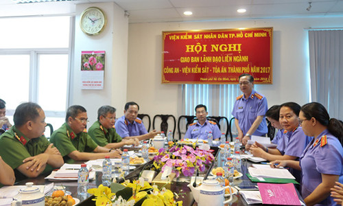 VKSND TP HCM và công an, tòa án cùng cấp phối hợp chặt chẽ trong việc xử lý án. VKSND TP HCM và công an, tòa án cùng cấp phối hợp chặt chẽ trong việc xử lý án.