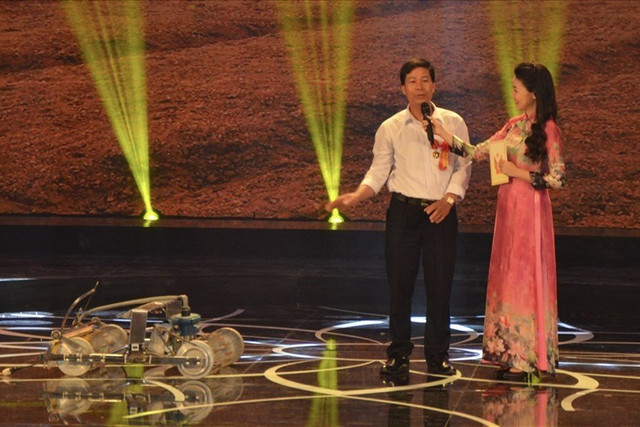 Anh Phạm Văn Hát (áo trắng) giới thiệu về Robot đặt hạt. Anh Phạm Văn Hát (áo trắng) giới thiệu về Robot đặt hạt.