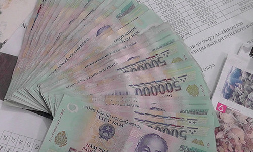 Nhặt được cọc tiền 500.000 đồng, 3 nam sinh tìm người trả lại Nhat duoc coc tien 500.000 dong, 3 nam sinh tim nguoi tra lai