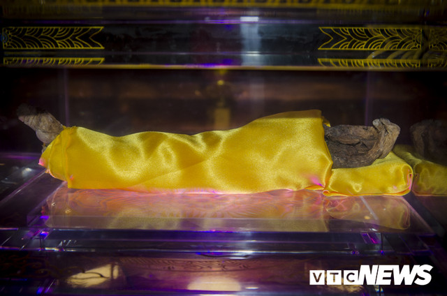 “Cánh tay bất hoại” sau gần 40 năm vẫn hoàn toàn nguyên vẹn, các ngón tay vẫn đang bắt “ấn quyết Tam Muội”. “Cánh tay bất hoại” sau gần 40 năm vẫn hoàn toàn nguyên vẹn, các ngón tay vẫn đang bắt “ấn quyết Tam Muội”.