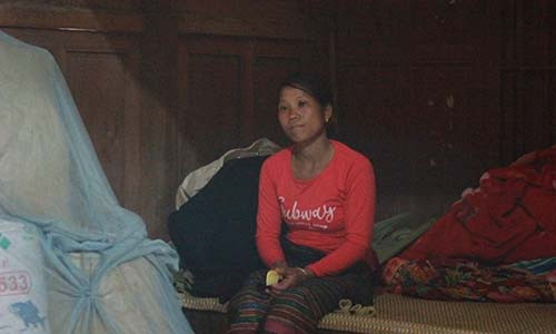 Tại xã Na Loi, chị Moong Mè Chi hơn một tháng qua vẫn chưa thôi vật vã khóc, sau cái chết thảm của chồng là phu vàng Moong Văn Hoài. Tại xã Na Loi, chị Moong Mè Chi hơn một tháng qua vẫn chưa thôi vật vã khóc, sau cái chết thảm của chồng là phu vàng Moong Văn Hoài.