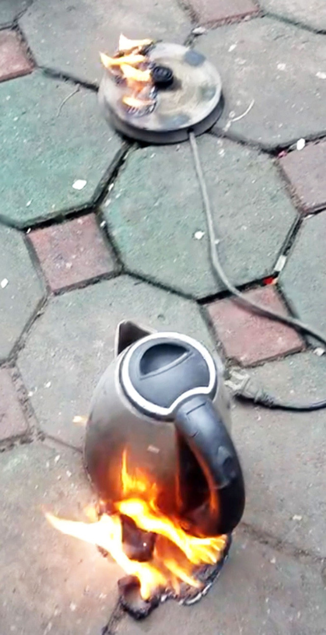 Ấm siêu tốc của anh Ánh phát hỏa khi không đun nước - Ảnh chụp từ clip