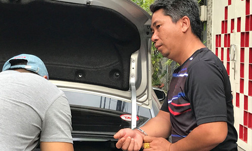 Hồ Quốc Thái cùng tang vật. Hồ Quốc Thái cùng tang vật.