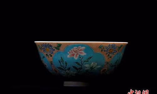 Chiếc bát sứ dành cho vua Khang Hi được bán với giá 30 triệu USD.