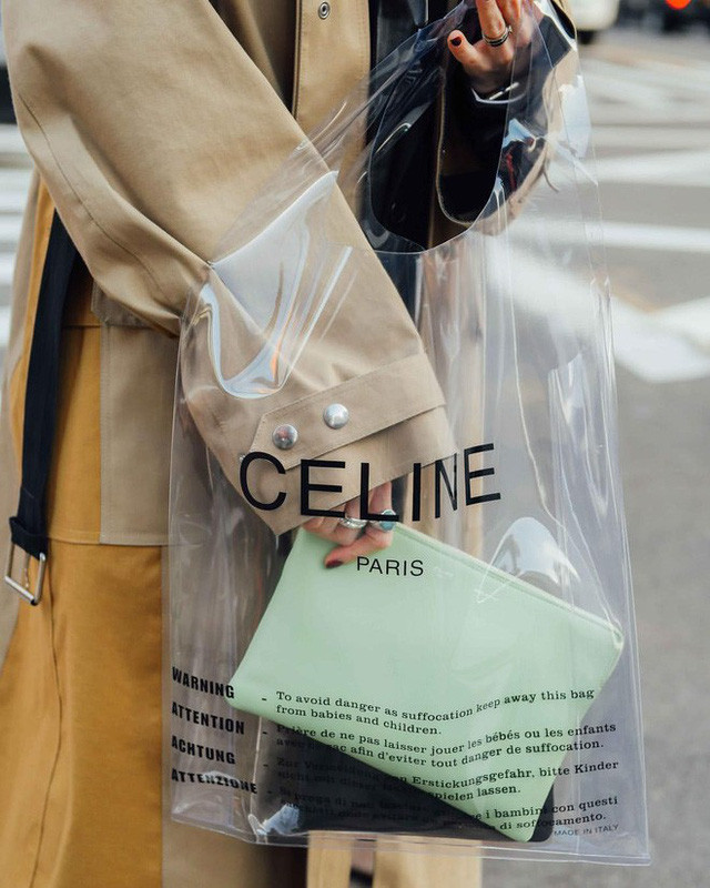 Chất liệu nhựa trong vốn không còn xa lạ trong thế giới thời trang khi từ trước tới nay, nó đã được khá nhiều thương hiệu ứng dụng vào giày dép, túi xách. Vậy nhưng hẳn nhiều người vẫn không thể tưởng tượng ra được rằng có ngày những chiếc túi nhựa trong suốt trông hệt-như-túi-nilon-bình-thường dùng để đi chợ hay đựng đồ lặt vặt trong nhà lại được giới mộ điệu coi là món phụ kiện sành điệu - và lại còn được bán với giá lên tới cả chục triệu đồng. Chất liệu nhựa trong vốn không còn xa lạ trong thế giới thời trang khi từ trước tới nay, nó đã được khá nhiều thương hiệu ứng dụng vào giày dép, túi xách. Vậy nhưng hẳn nhiều người vẫn không thể tưởng tượng ra được rằng có ngày những chiếc túi nhựa trong suốt trông hệt-như-túi-nilon-bình-thường dùng để đi chợ hay đựng đồ lặt vặt trong nhà lại được giới mộ điệu coi là món phụ kiện sành điệu - và lại còn được bán với giá lên tới cả chục triệu đồng.