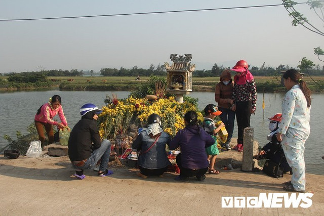 Toàn cảnh mộ "Bà ăn mày" nơi xuất hiện 2 con rắn được dân phong "thần" ở Quảng Bình. (Ảnh: Hải Long)