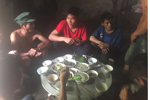 Mâm rượu của những thanh niên ở Sín Chải. Mâm rượu của những thanh niên ở Sín Chải.