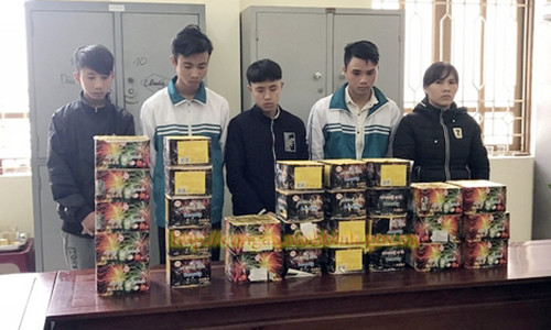 Công an huyện Kim Sơn bắt giữ 5 đối tượng mua bán pháo trái phép. Công an huyện Kim Sơn bắt giữ 5 đối tượng mua bán pháo trái phép.