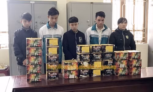 Công an huyện Kim Sơn bắt giữ 5 đối tượng mua bán pháo trái phép.