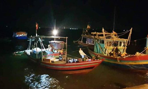 Tàu cá của ngư dân đưa thi thể nạn nhân lên bờ. Tàu cá của ngư dân đưa thi thể nạn nhân lên bờ.