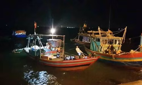 Tàu cá của ngư dân đưa thi thể nạn nhân lên bờ.