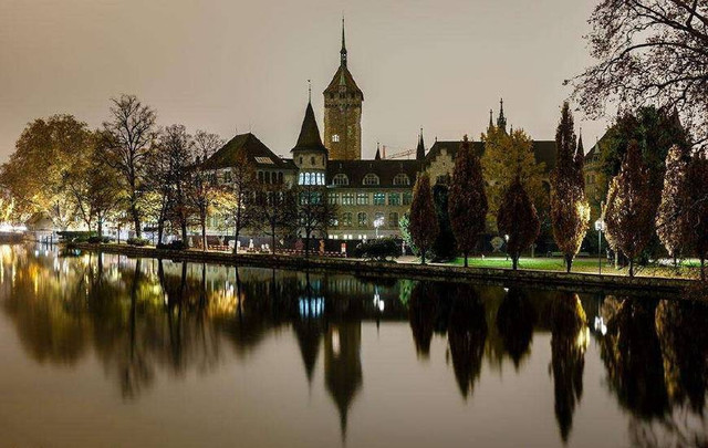 Zürich sở hữu nhiều kiến trúc châu Âu cổ kính, hấp dẫn nhiều du khách nước ngoài. Zürich sở hữu nhiều kiến trúc châu Âu cổ kính, hấp dẫn nhiều du khách nước ngoài.