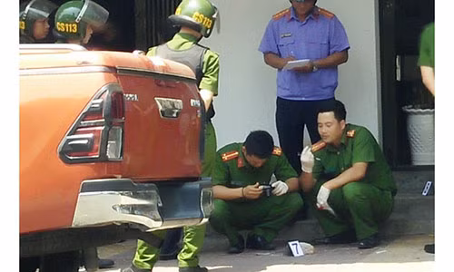 Lực lượng chức năng đang khám nghiệm hiện trường vụ xả súng (Ảnh: Hoàng Thanh)