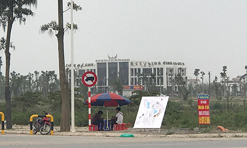 Môi giới bám trụ ở vỉa hè. Môi giới bám trụ ở vỉa hè.