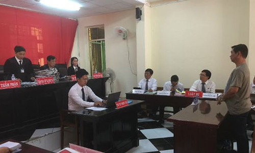 Út Lượm kêu oan, cho rằng không giao cấu với bé Linh. Út Lượm kêu oan, cho rằng không giao cấu với bé Linh.