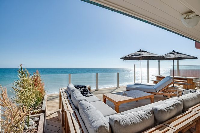 Biệt thự nằm tại trung tâm của Carbon Beach - bãi biển của tỷ phú và người giàu có, hướng nhìn ra Thái Bình Dương. Biệt thự nằm tại trung tâm của Carbon Beach - bãi biển của tỷ phú và người giàu có, hướng nhìn ra Thái Bình Dương.