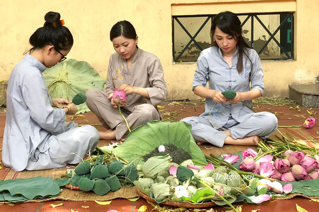 Nhiều cơ sở đang tất bật làm trà ướp hoa sen để kịp trả đơn hàng cho khách Nhiều cơ sở đang tất bật làm trà ướp hoa sen để kịp trả đơn hàng cho khách