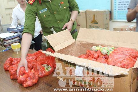 Lực lượng chức năng thu giữ gần 500 kg pháo. Lực lượng chức năng thu giữ gần 500 kg pháo.