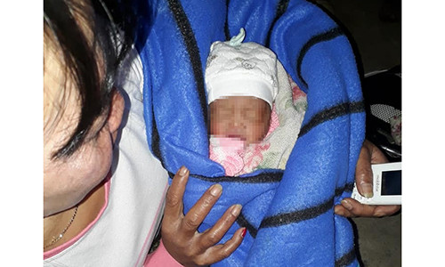 Bé gái sơ sinh vừa được chị Lê Thị Hải cứu. Bé gái sơ sinh vừa được chị Lê Thị Hải cứu.