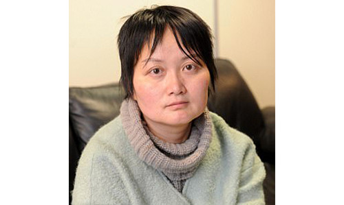 Cô Wang vô cùng bối rối khi bị bắt ở một tuyến đường cao tốc của Mỹ do lái xe quá chậm. Cô Wang vô cùng bối rối khi bị bắt ở một tuyến đường cao tốc của Mỹ do lái xe quá chậm.