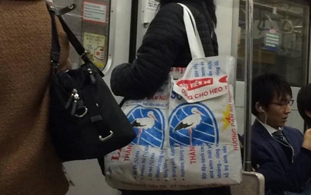 Người Nhật biến bao cám "đồng nát" thành túi hàng hiệu giá trăm đô - Hình 2 Nguoi Nhat bien bao cam