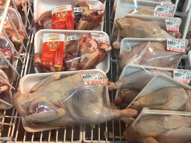 Siêu thị Big C trên đường Âu Cơ (quận Tân Phú) có bán gà dai nguyên con với giá 43.500 đồng/kg.